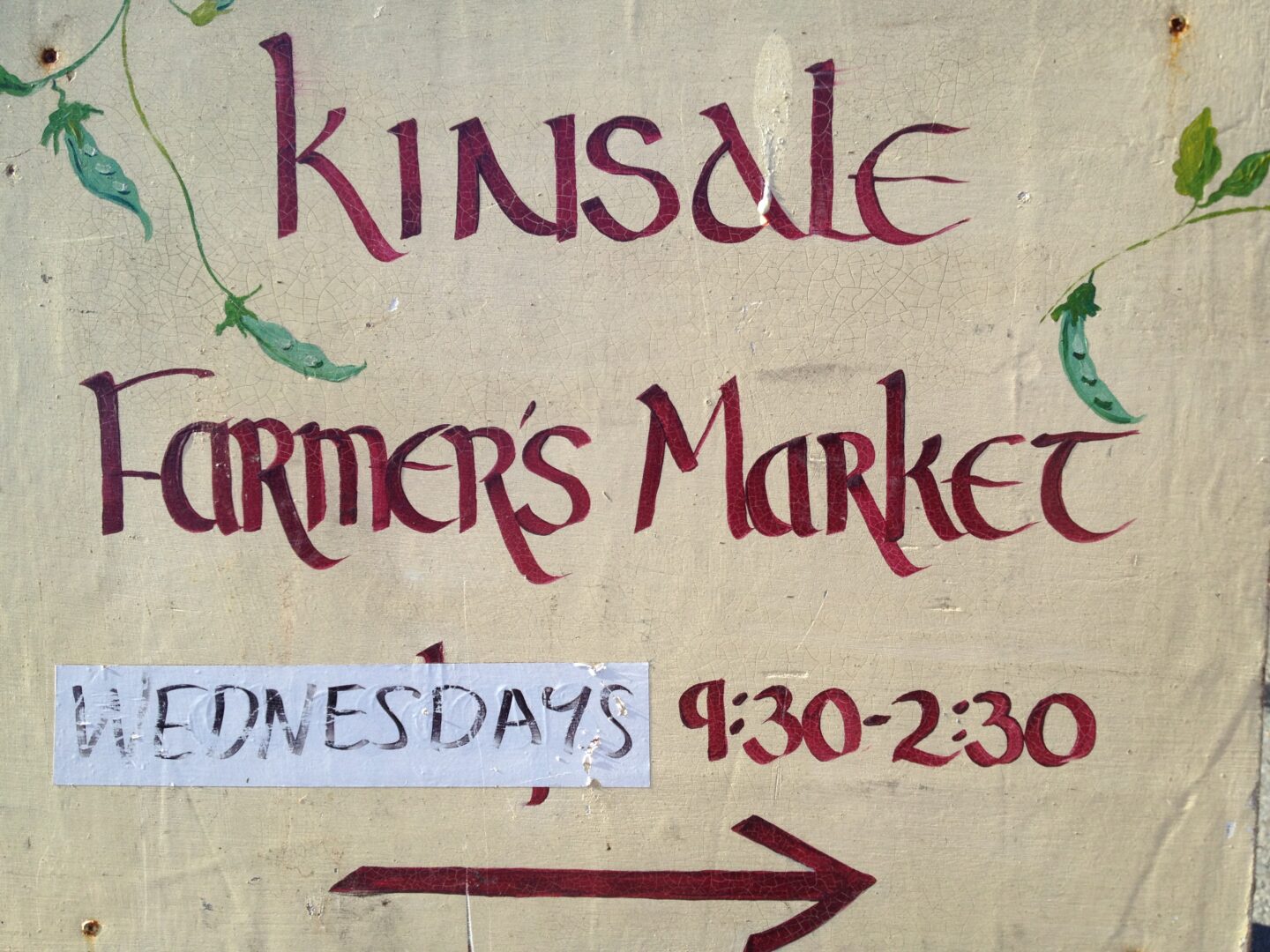 A sign that says farmers market wednesdays and thursdays.