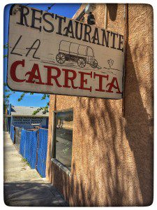 A sign that says restaurante la carreta.