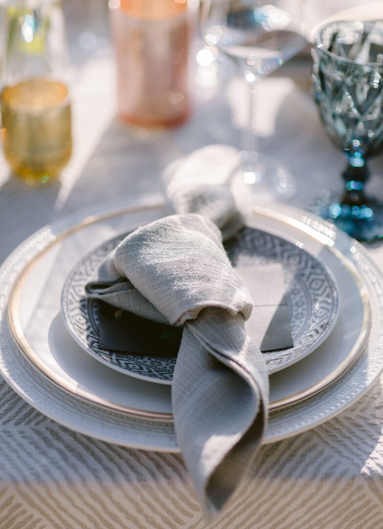 A table setting with a napkin and silverware.