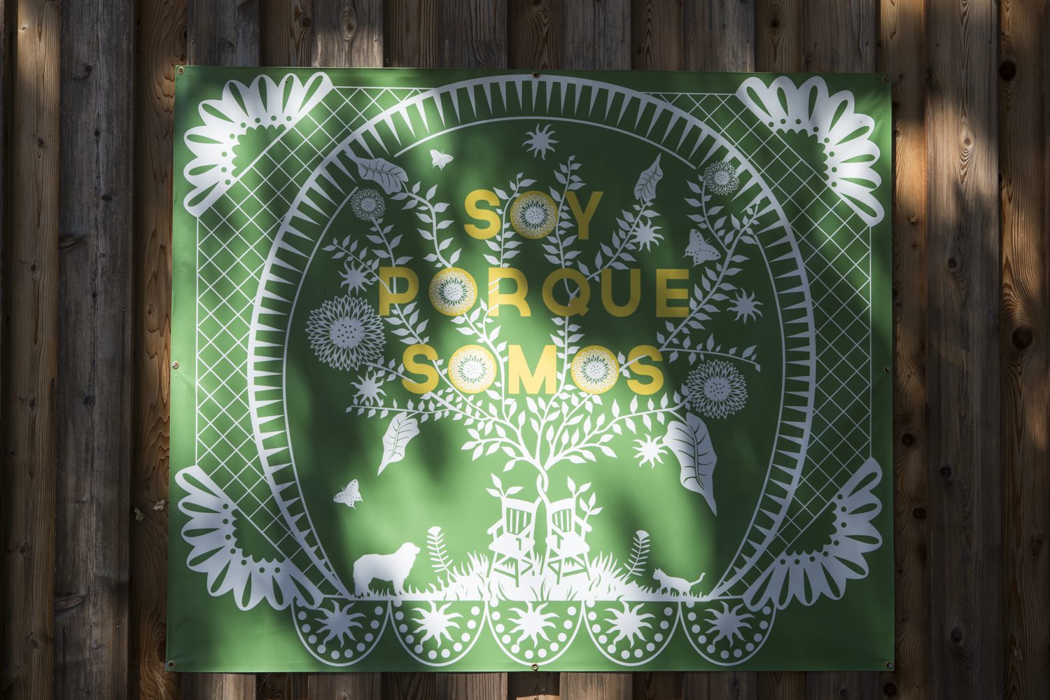 A green banner with the words'soy porque sons'on it.